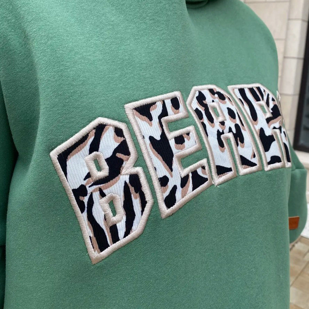 Damer oversized hoodie med kreativ grafisk design Mirla-Eva Jonsson