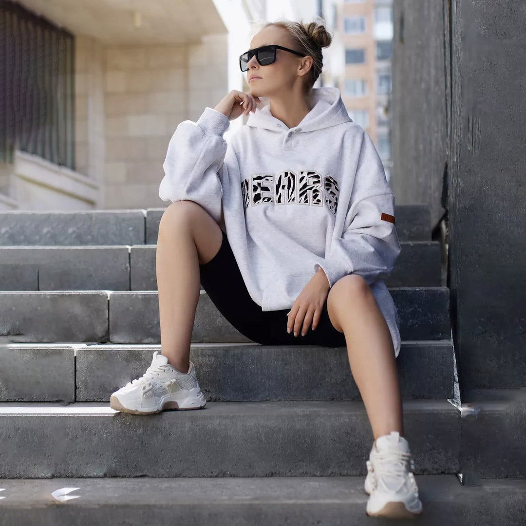 Damer oversized hoodie med kreativ grafisk design Mirla-Eva Jonsson