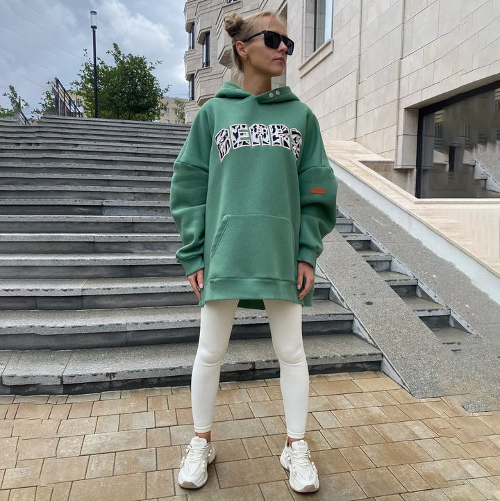 Damer oversized hoodie med kreativ grafisk design Mirla-Eva Jonsson