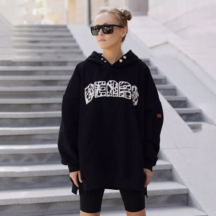 Damer oversized hoodie med kreativ grafisk design Mirla-Eva Jonsson