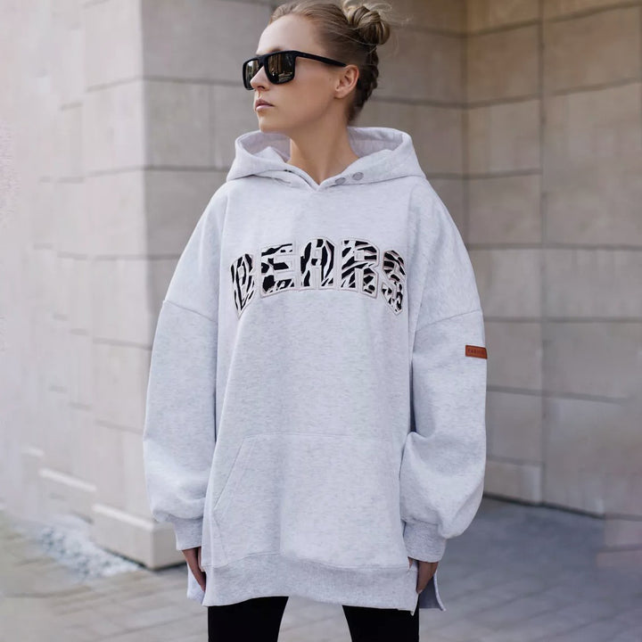 Damer oversized hoodie med kreativ grafisk design Mirla-Eva Jonsson