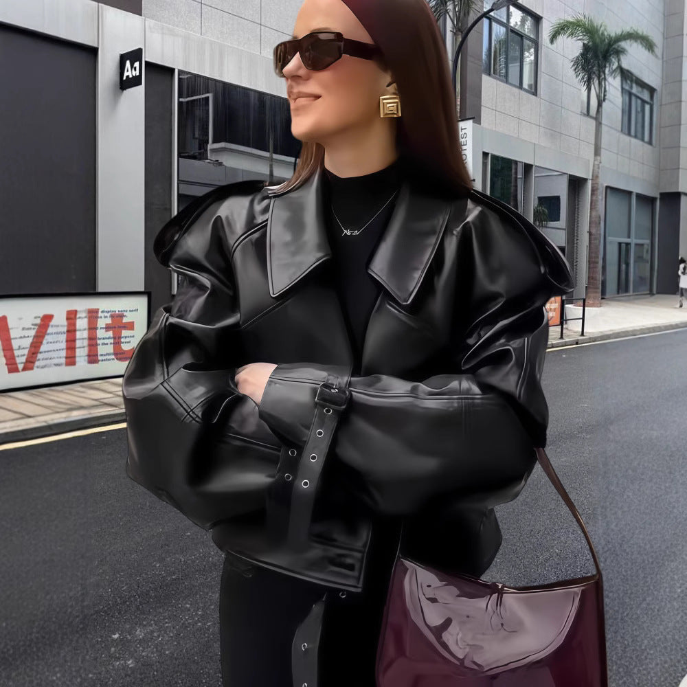 Damer oversized konstläderjacka med statement-manschetter Mirla-Eva Jonsson