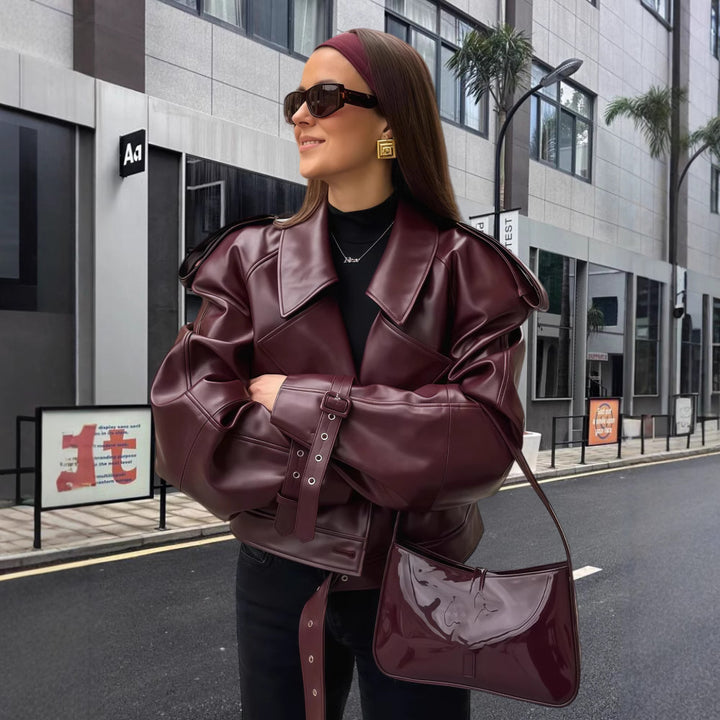 Damer oversized konstläderjacka med statement-manschetter Mirla-Eva Jonsson
