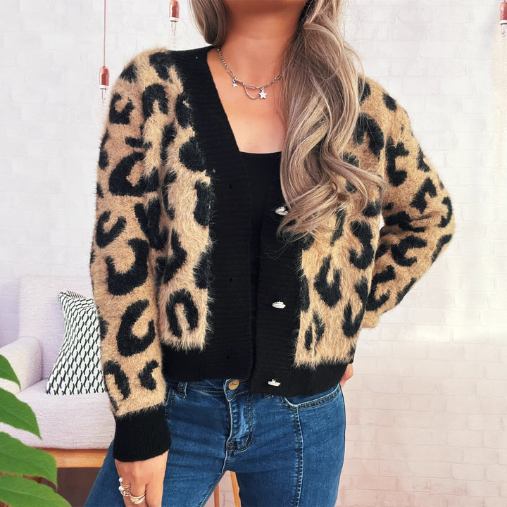 Damer oversized stickad jacka med djurmönster av leopard och knapbart design Mirla-Eva Jonsson