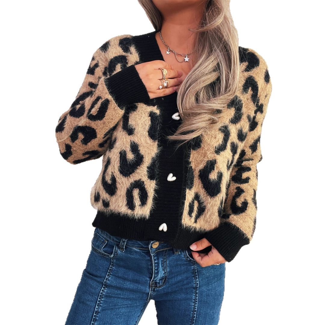 Damer oversized stickad jacka med djurmönster av leopard och knapbart design Mirla-Eva Jonsson