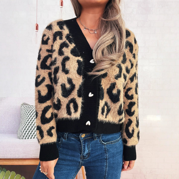 Damer oversized stickad jacka med djurmönster av leopard och knapbart design Mirla-Eva Jonsson