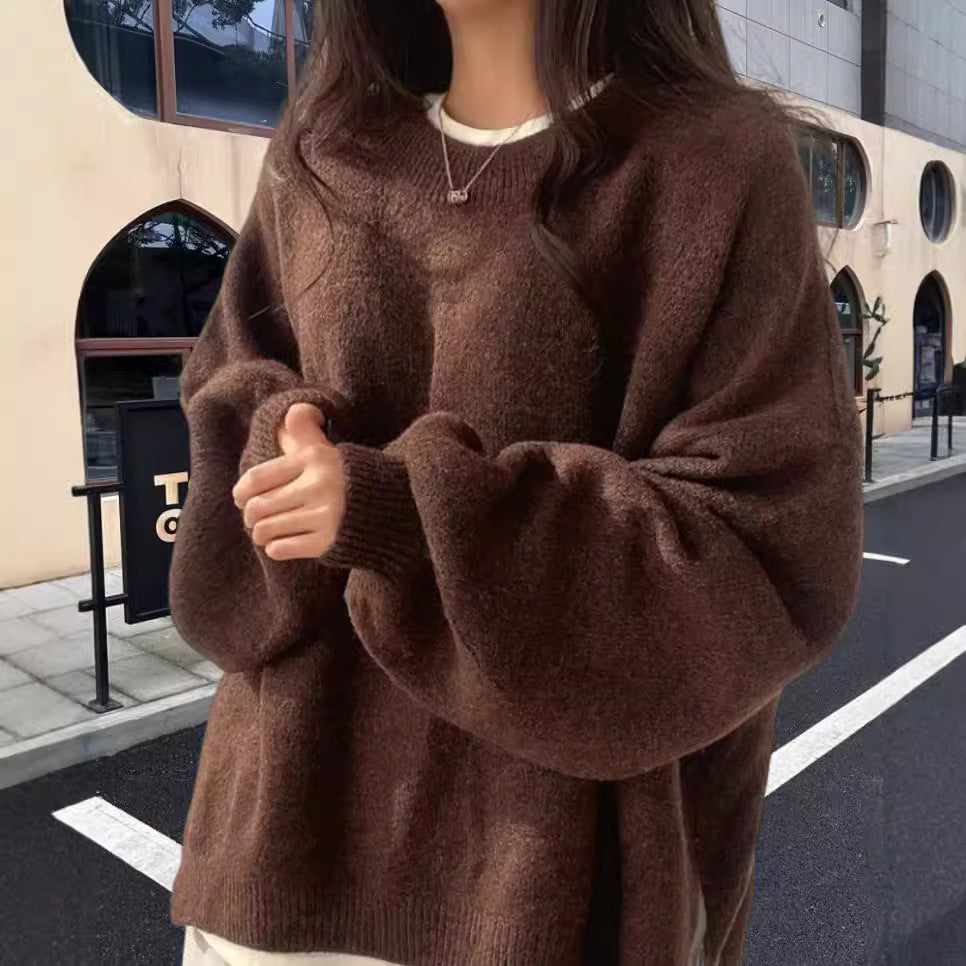 Damer oversized stickad tröja med mjukt fleece-material och moderna skäreelement Mirla-Eva Jonsson