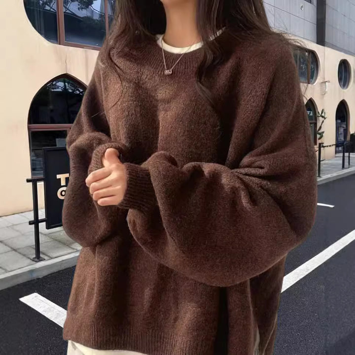 Damer oversized stickad tröja med mjukt fleece-material och moderna skäreelement Mirla-Eva Jonsson