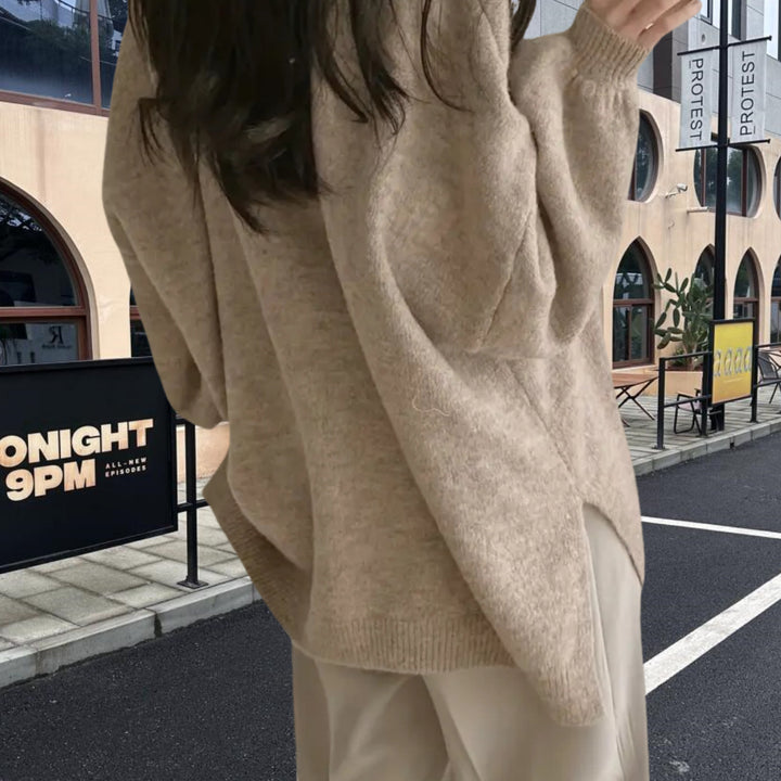 Damer oversized stickad tröja med mjukt fleece-material och moderna skäreelement Mirla-Eva Jonsson