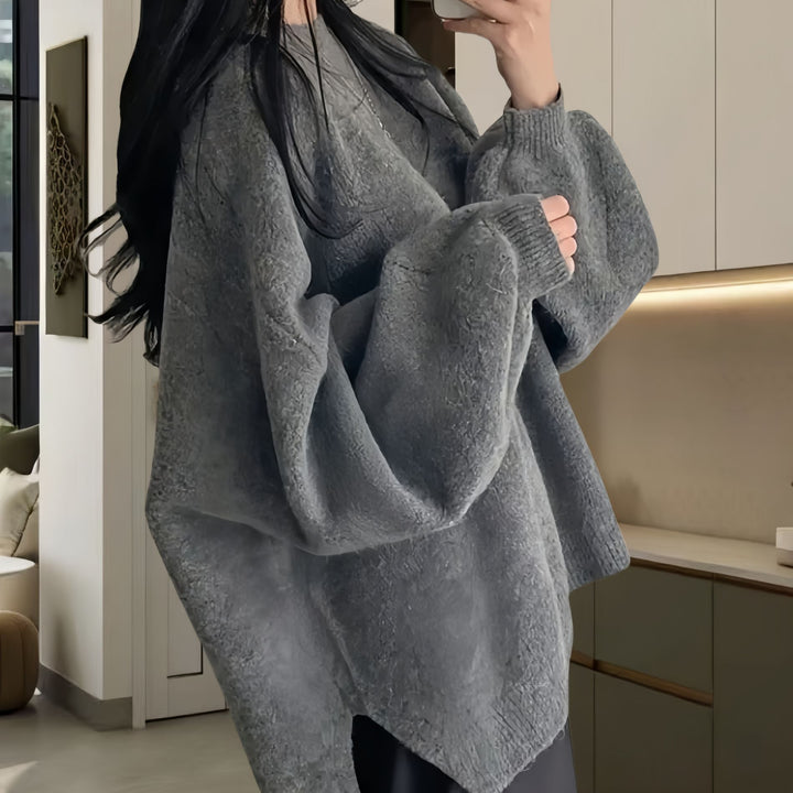 Damer oversized stickad tröja med mjukt fleece-material och moderna skäreelement Mirla-Eva Jonsson