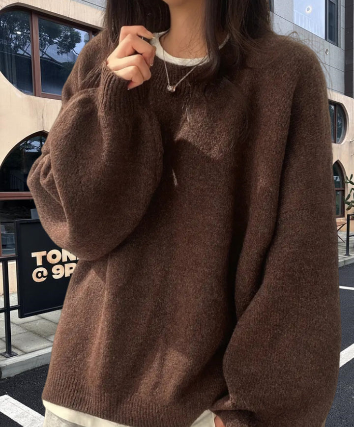 Damer oversized stickad tröja med mjukt fleece-material och moderna skäreelement Mirla-Eva Jonsson
