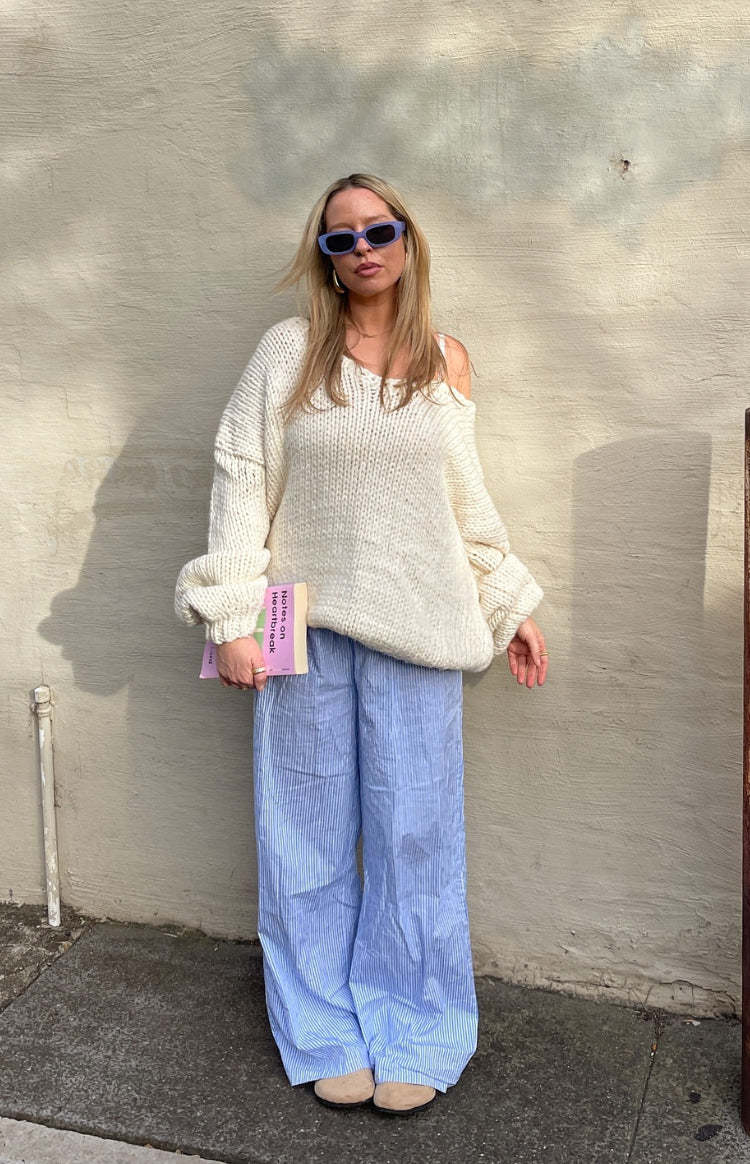 Damer oversized stickad tröja med öppna axlar och voluminösa ärmar Mirla-Eva Jonsson