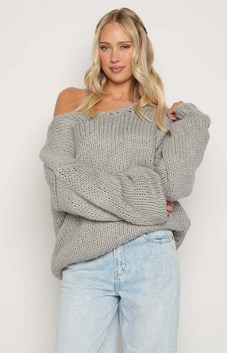 Damer oversized stickad tröja med öppna axlar och voluminösa ärmar Mirla-Eva Jonsson