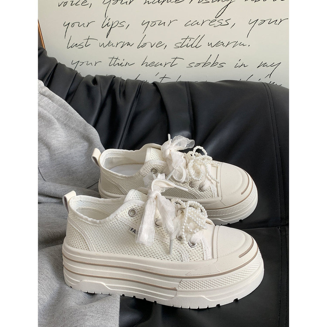 Damer platå sneakers med modernt mesh-övermaterial och trendiga pärldetaljer Mirla-Eva Jonsson