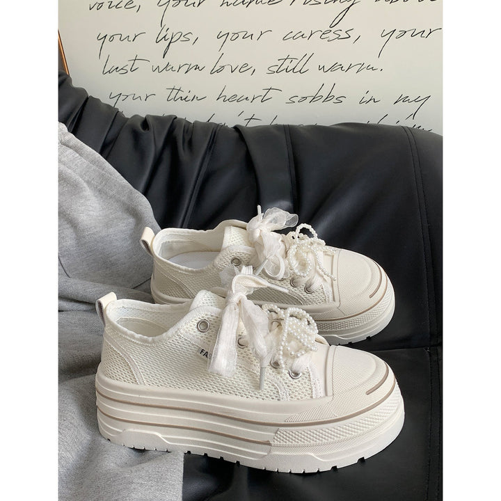 Damer platå sneakers med modernt mesh-övermaterial och trendiga pärldetaljer Mirla-Eva Jonsson