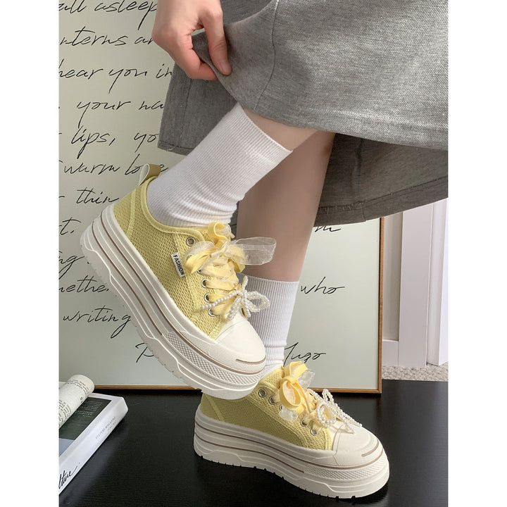 Damer platå sneakers med modernt mesh-övermaterial och trendiga pärldetaljer Mirla-Eva Jonsson