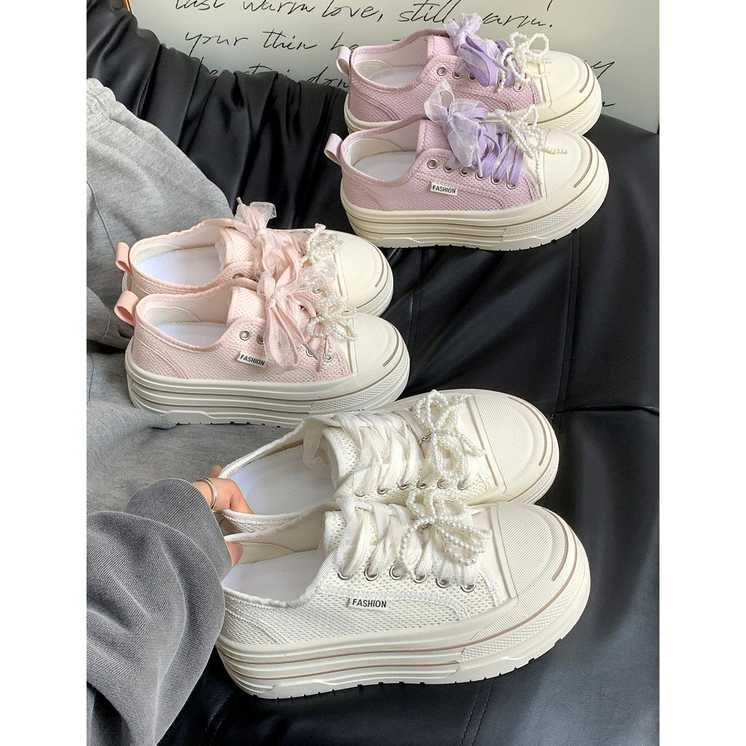 Damer platå sneakers med modernt mesh-övermaterial och trendiga pärldetaljer Mirla-Eva Jonsson
