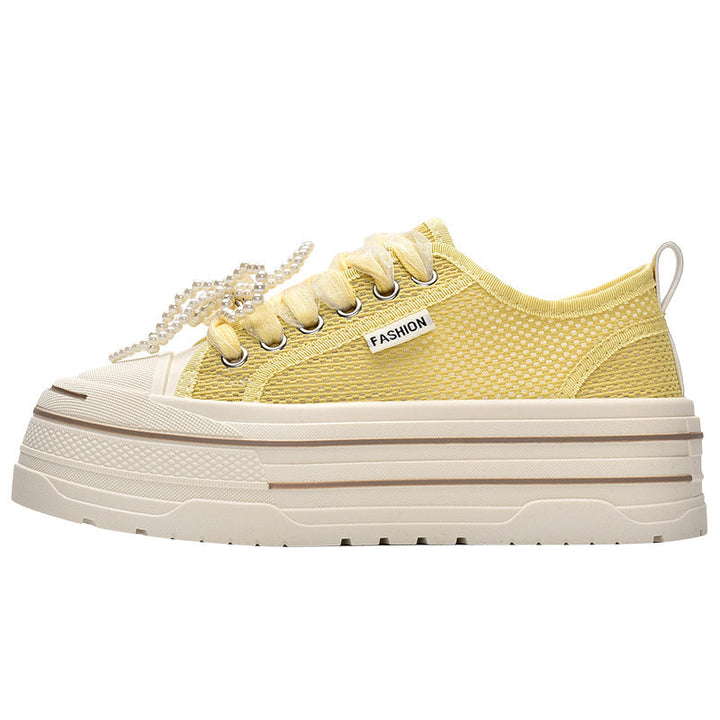 Damer platå sneakers med modernt mesh-övermaterial och trendiga pärldetaljer Mirla-Eva Jonsson