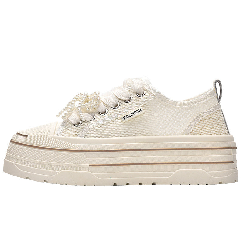 Damer platå sneakers med modernt mesh-övermaterial och trendiga pärldetaljer Mirla-Eva Jonsson