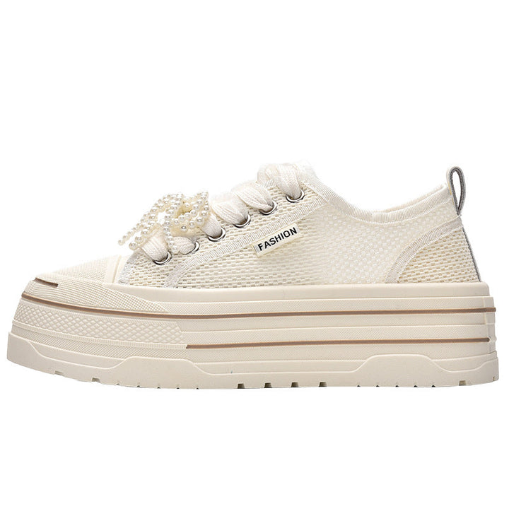 Damer platå sneakers med modernt mesh-övermaterial och trendiga pärldetaljer Mirla-Eva Jonsson