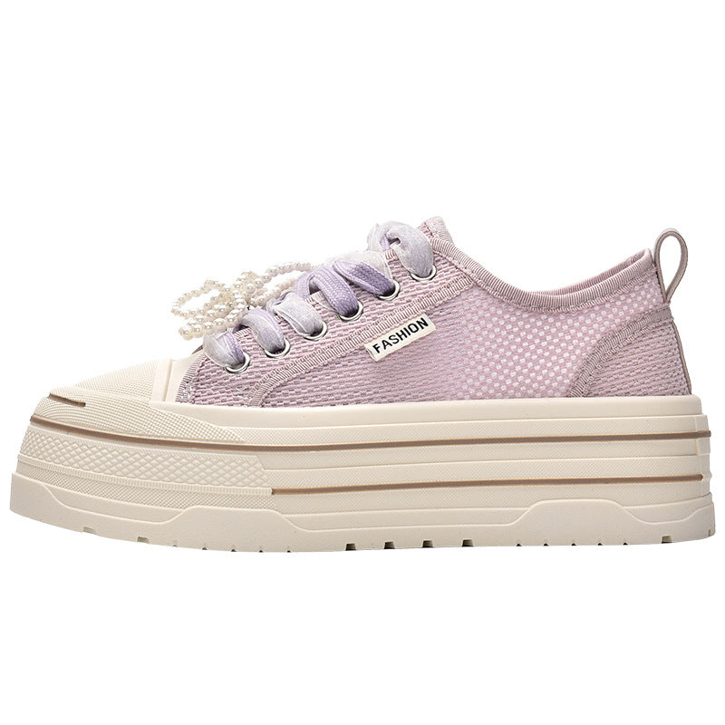 Damer platå sneakers med modernt mesh-övermaterial och trendiga pärldetaljer Mirla-Eva Jonsson
