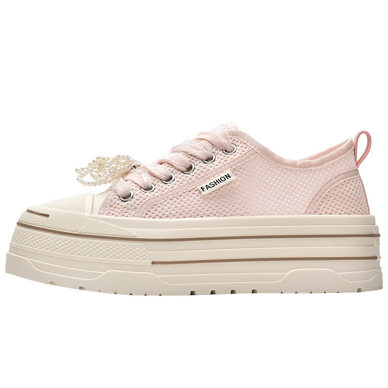 Damer platå sneakers med modernt mesh-övermaterial och trendiga pärldetaljer Mirla-Eva Jonsson
