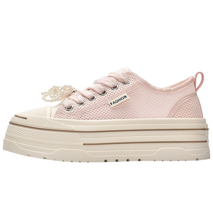 Damer platå sneakers med modernt mesh-övermaterial och trendiga pärldetaljer Mirla-Eva Jonsson
