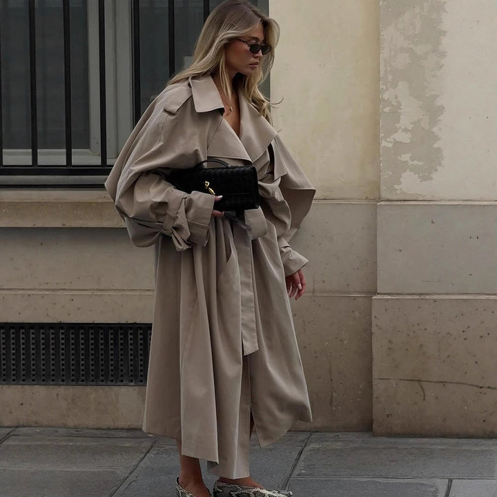 Damer plusstorlek trenchcoat med voluminösa ärmar och figursydd snörning Mirla-Eva Jonsson