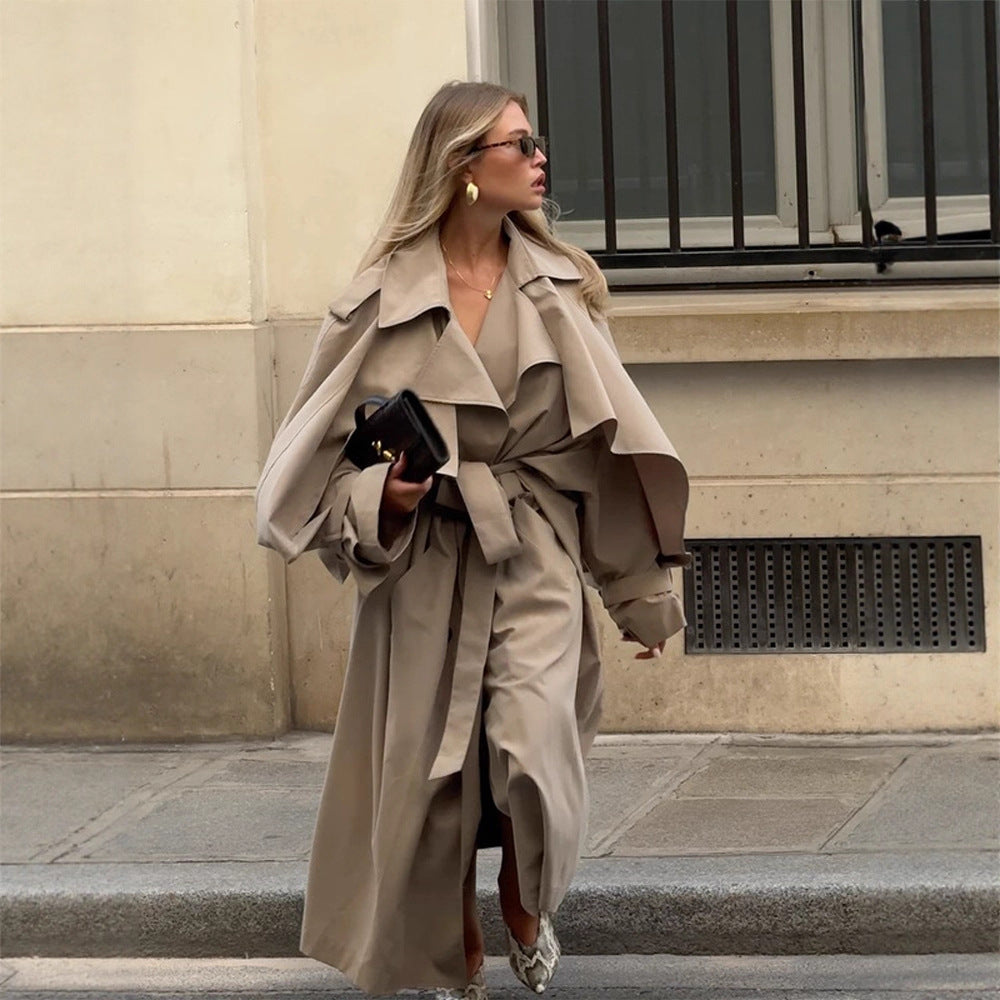 Damer plusstorlek trenchcoat med voluminösa ärmar och figursydd snörning Mirla-Eva Jonsson