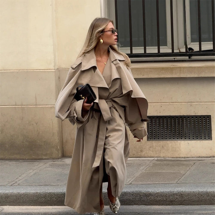 Damer plusstorlek trenchcoat med voluminösa ärmar och figursydd snörning Mirla-Eva Jonsson