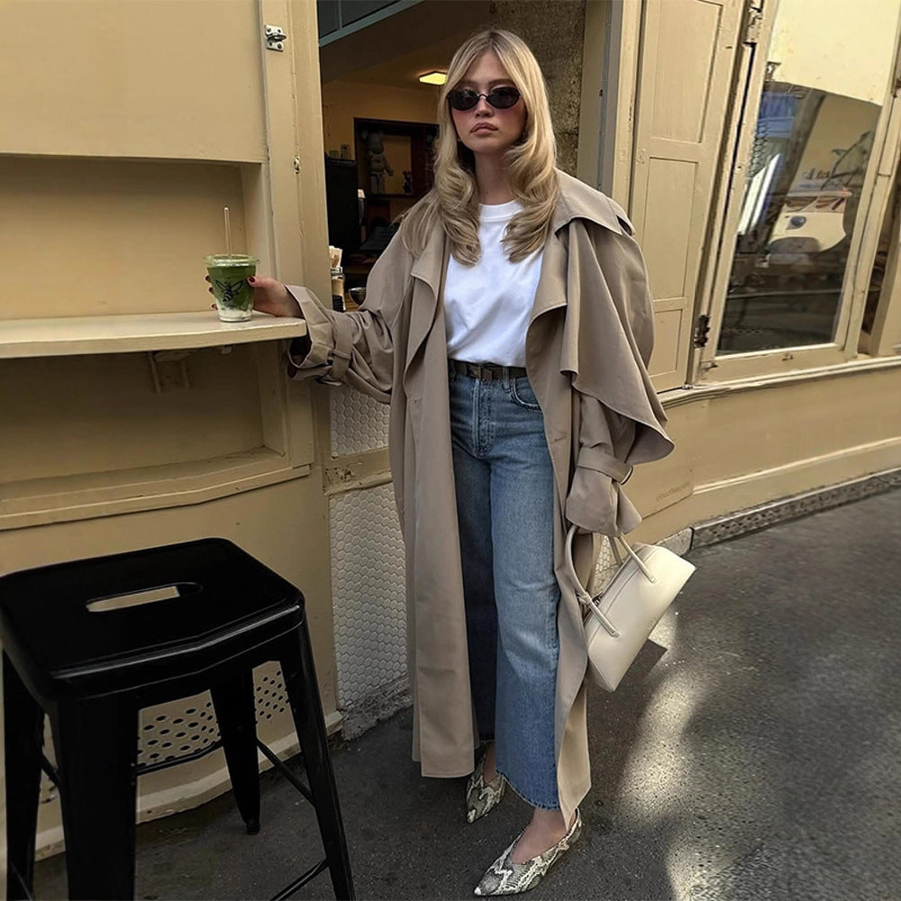 Damer plusstorlek trenchcoat med voluminösa ärmar och figursydd snörning Mirla-Eva Jonsson