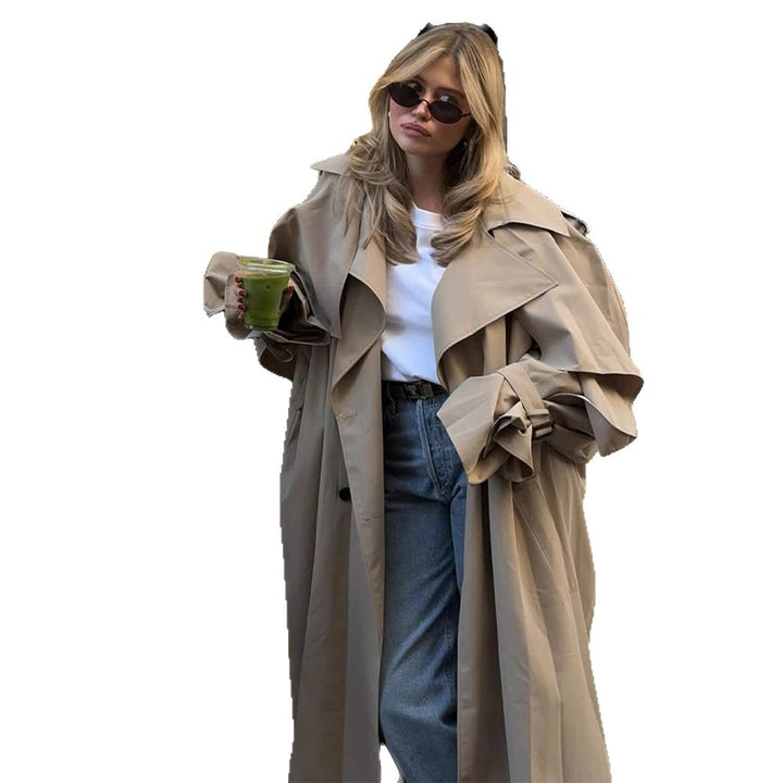 Damer plusstorlek trenchcoat med voluminösa ärmar och figursydd snörning Mirla-Eva Jonsson