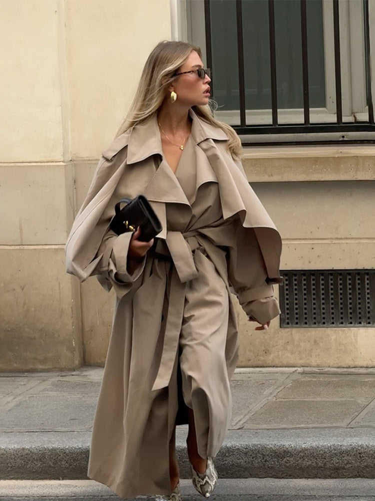 Damer plusstorlek trenchcoat med voluminösa ärmar och figursydd snörning Mirla-Eva Jonsson