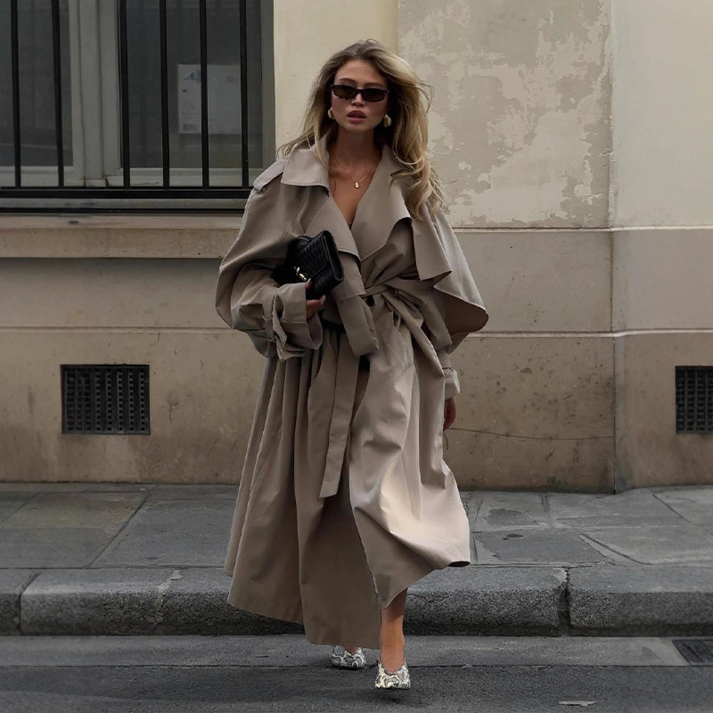 Damer plusstorlek trenchcoat med voluminösa ärmar och figursydd snörning Mirla-Eva Jonsson