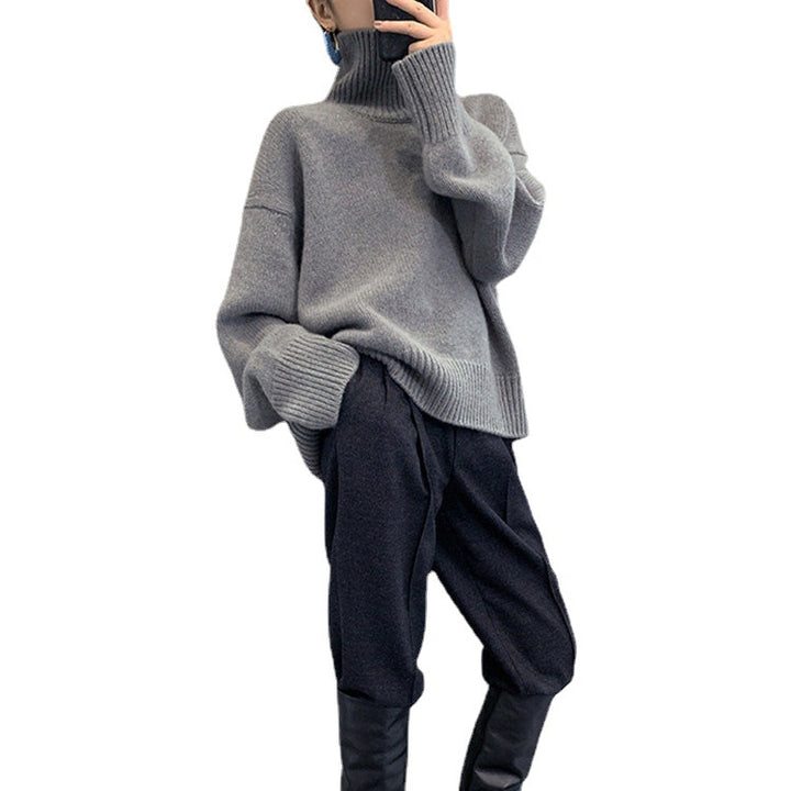 Damer polokrage tröja i mjukt stickat material med oversized passform Eva Jonsson-Eva Jonsson