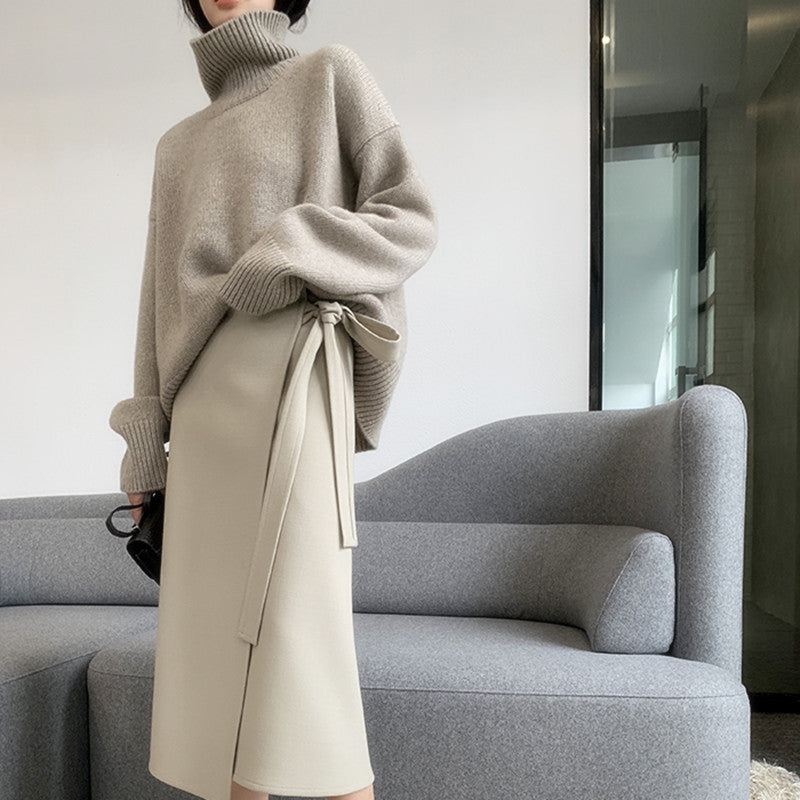 Damer polokrage tröja i mjukt stickat material med oversized passform Eva Jonsson-Eva Jonsson