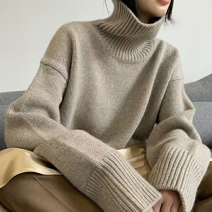 Damer polokrage tröja i mjukt stickat material med oversized passform Eva Jonsson-Eva Jonsson