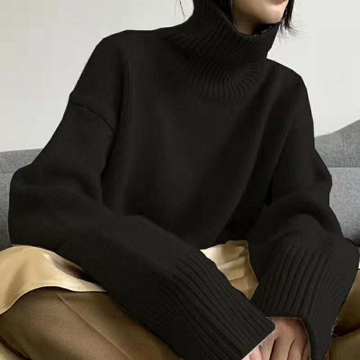 Damer polokrage tröja i mjukt stickat material med oversized passform Eva Jonsson-Eva Jonsson
