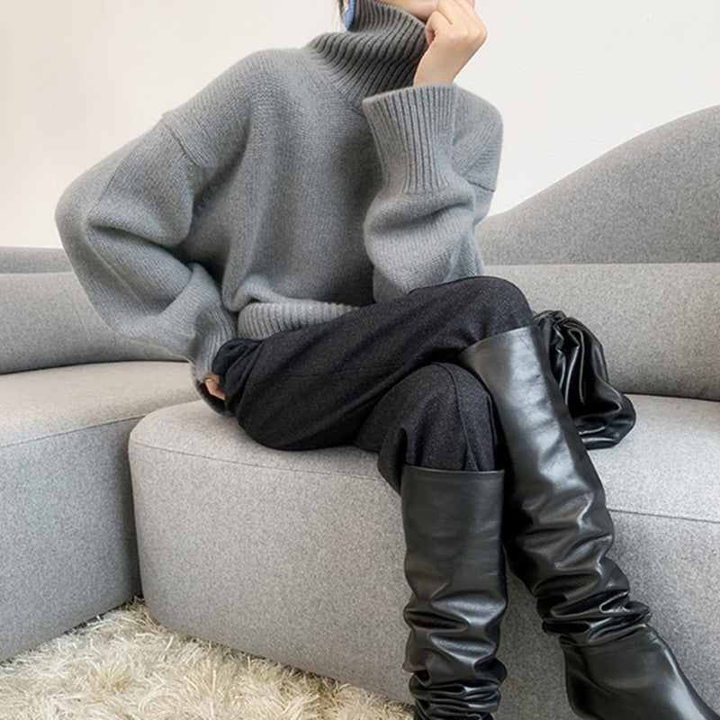 Damer polokrage tröja i mjukt stickat material med oversized passform Eva Jonsson-Eva Jonsson