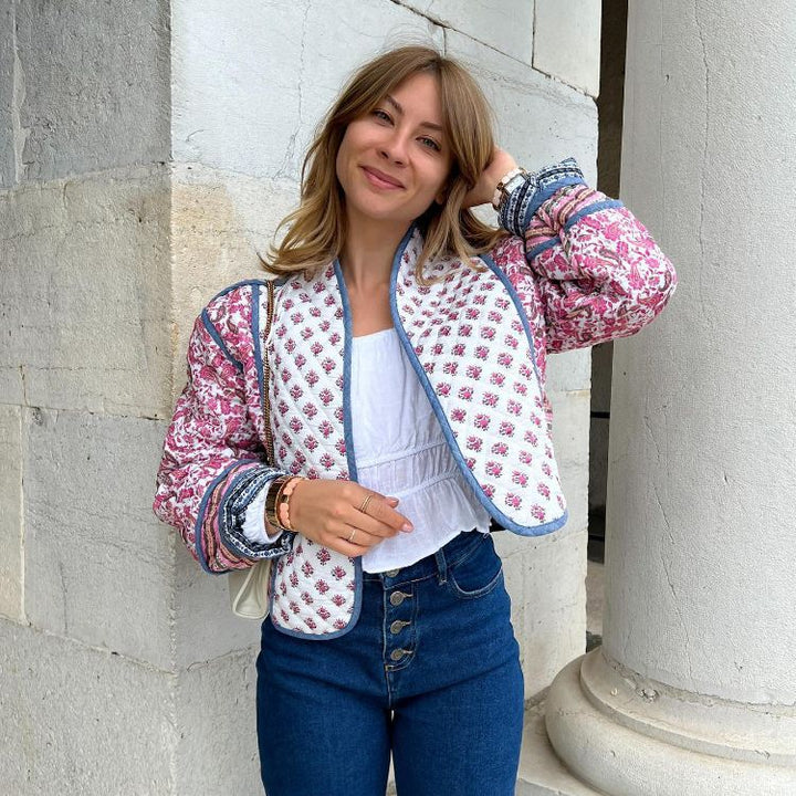 Damer quilt-jacka med blommönster och kontrasterande detaljer Mirla-Eva Jonsson
