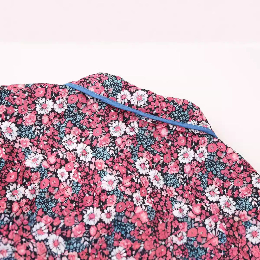 Damer quiltad blommjacka med modern krage och praktiska fickor Mirla-Eva Jonsson