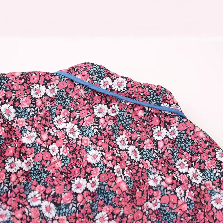 Damer quiltad blommjacka med modern krage och praktiska fickor Mirla-Eva Jonsson