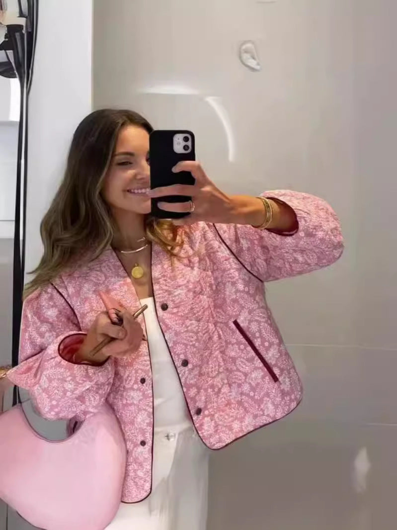 Damer quiltad höstjacka med unik floral mönster och praktiska fickor Mirla-Eva Jonsson