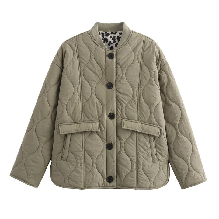 Damer quiltad jacka i avslappnad oversized stil med trendiga knapppdetaljer Mirla-Eva Jonsson
