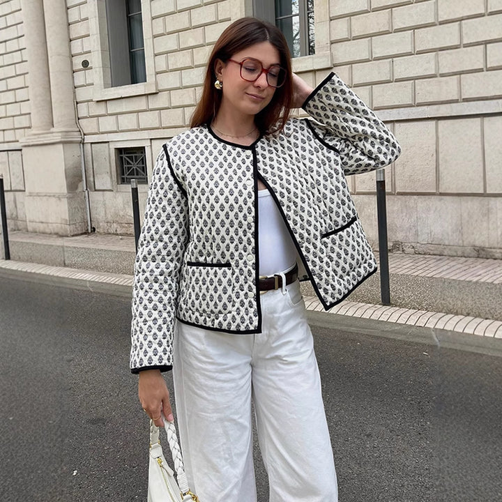 Damer quiltad jacka med elegant mönster och praktisk fickdesign Mirla-Eva Jonsson