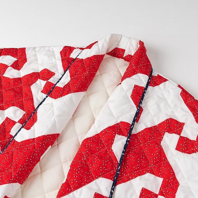 Damer quiltad jacka med modern grafisk design och öppen skärning Mirla-Eva Jonsson