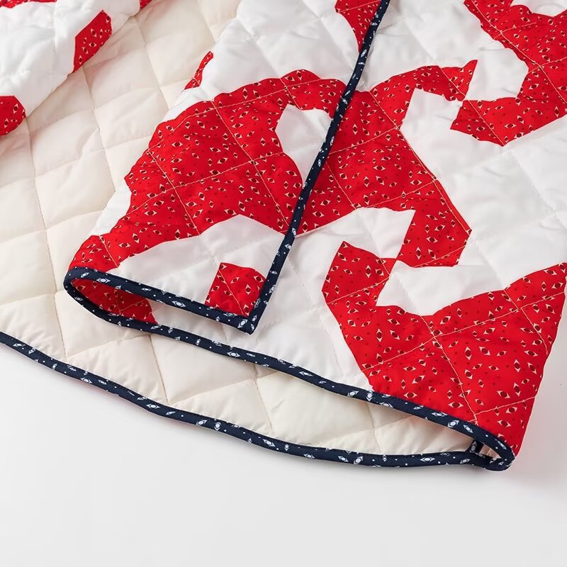 Damer quiltad jacka med modern grafisk design och öppen skärning Mirla-Eva Jonsson