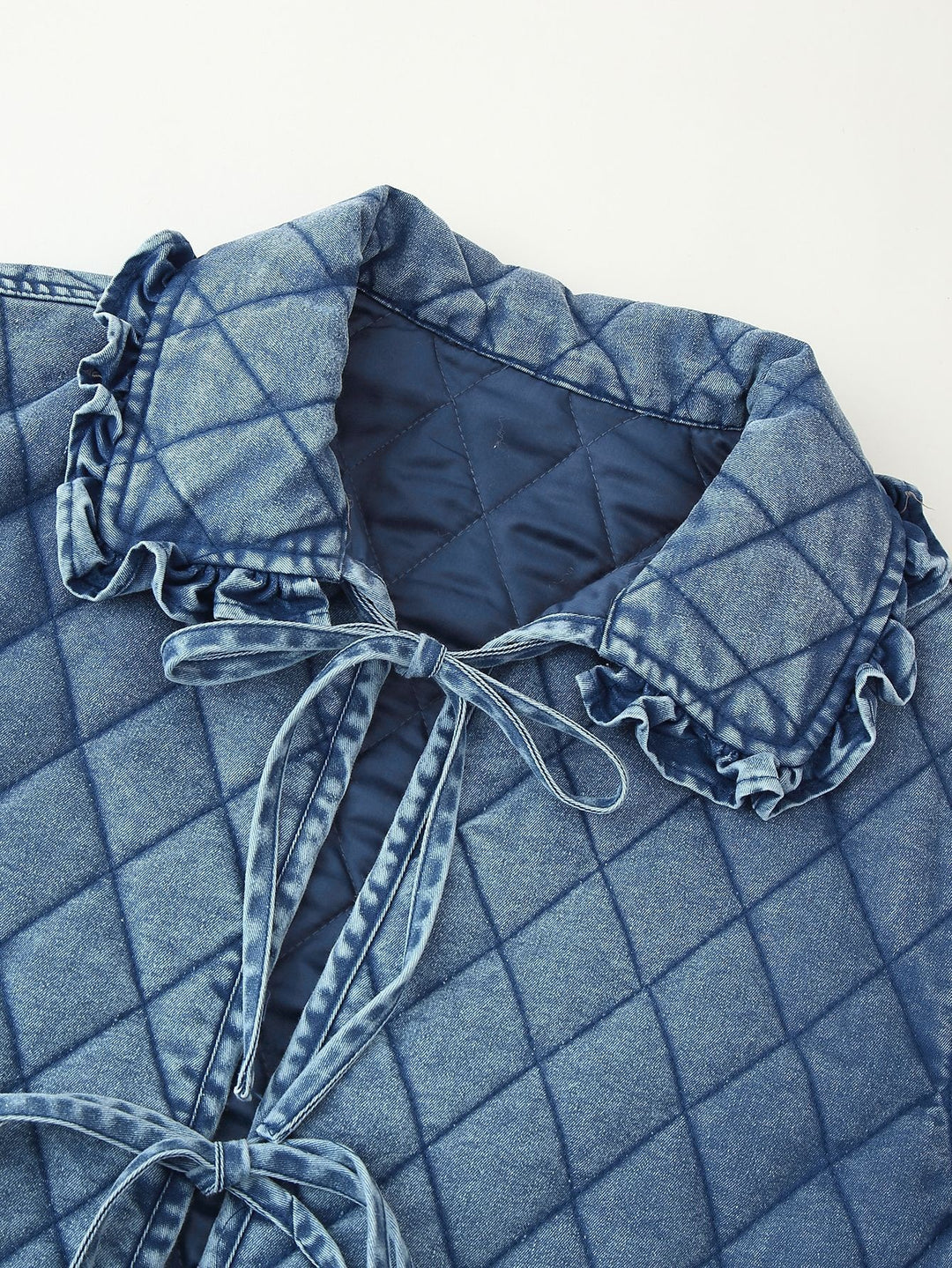 Damer quiltad jeansjacka med volangdetaljer och knytstängning Mirla-Eva Jonsson