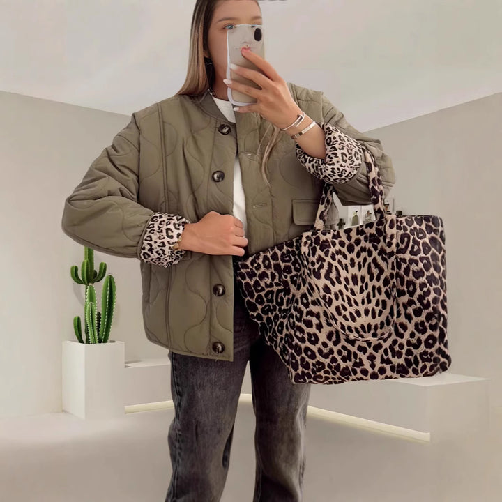 Damer quiltad lätt jacka med trendiga djurmönstrade ärmar Mirla-Eva Jonsson