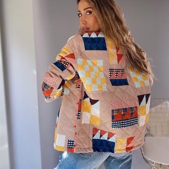 Damer quiltad övergångsjacka med färgglad patchwork-mönster och stora fickor Mirla-Eva Jonsson